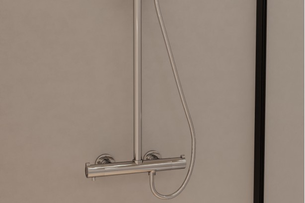 Hanaé shower column in chrome - detailed view