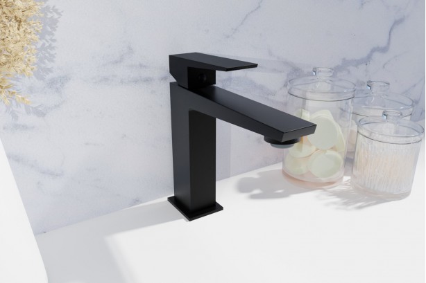 Grafik freestanding basin mixer in matt black - front view