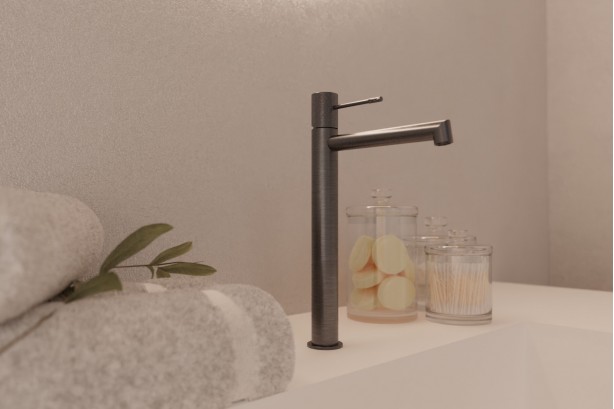 Drakar basin mixer in carbon PVD - high version - side view